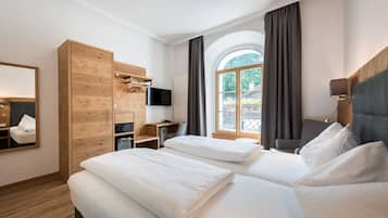 Habitación Confort doble, 1 cama de matrimonio grande, no fumadores, frigorífico | Ropa de cama hipoalergénica, caja fuerte, escritorio