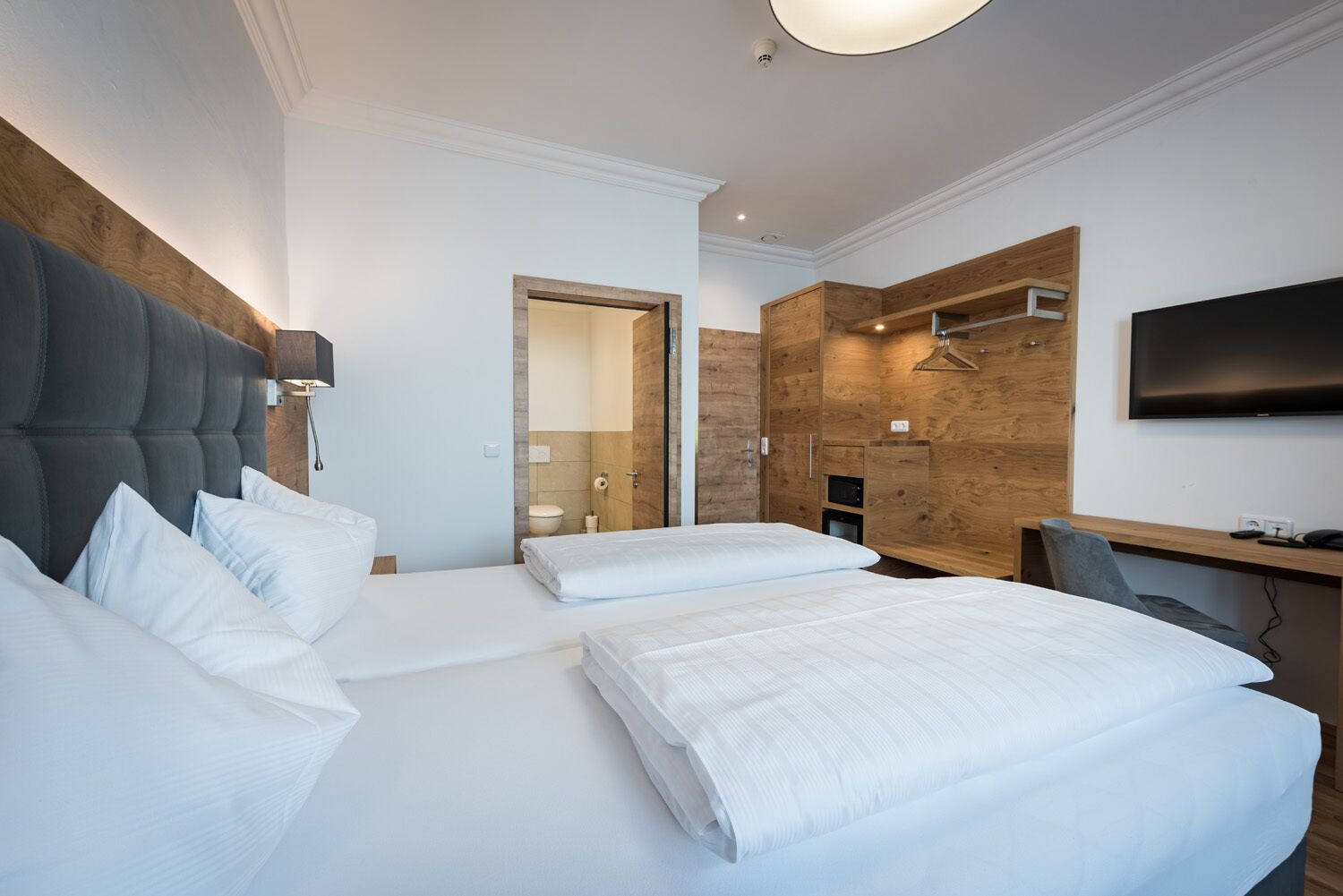 comfort double room, 1 king bed, non smoking, refrigerator | hypo-allergenic bedding, in-room safe, desk, laptop workspace