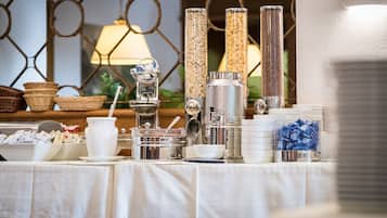 Desayuno buffet diario (EUR 15 por persona)