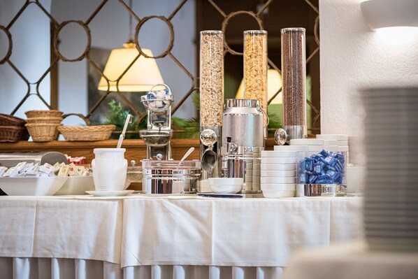 每日供應自助早餐 (每人 EUR15)