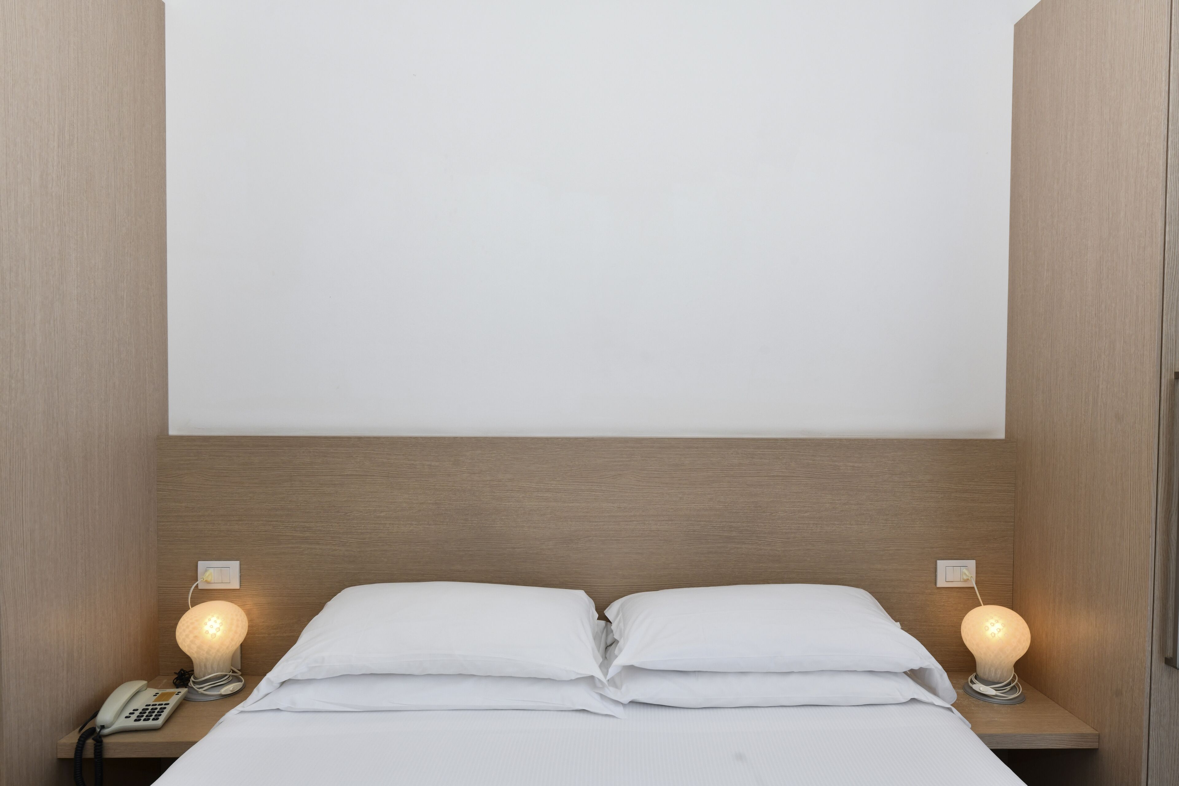 Cofres nos quartos, escrivaninha, cortinas blackout