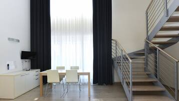 Duplex, terraço | Cofres nos quartos, escrivaninha, cortinas blackout