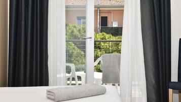 Peti besi dalam bilik, meja, langsir/tirai gelap terus