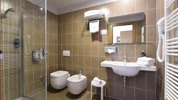 Apartment, Terrasse | Badezimmer | Dusche, kostenlose Toilettenartikel, Haartrockner, Bademäntel