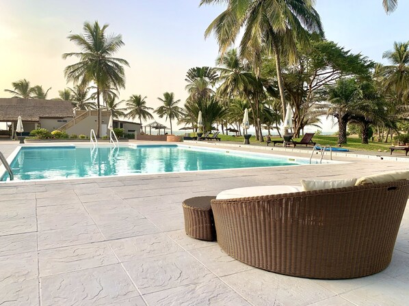 2 piscines extérieures, parasols de plage, chaises longues