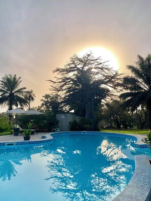 2 hồ bơi ngoài trời, dù/ô trên bãi biển/hồ bơi, ghế dài tắm nắng 