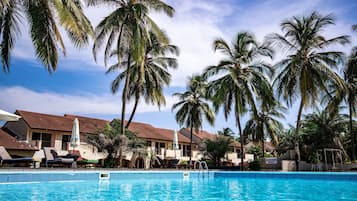 2 piscinas al aire libre, sombrillas, sillones reclinables de piscina