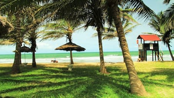 Plage privée, chaises longues, parasols, serviettes de plage