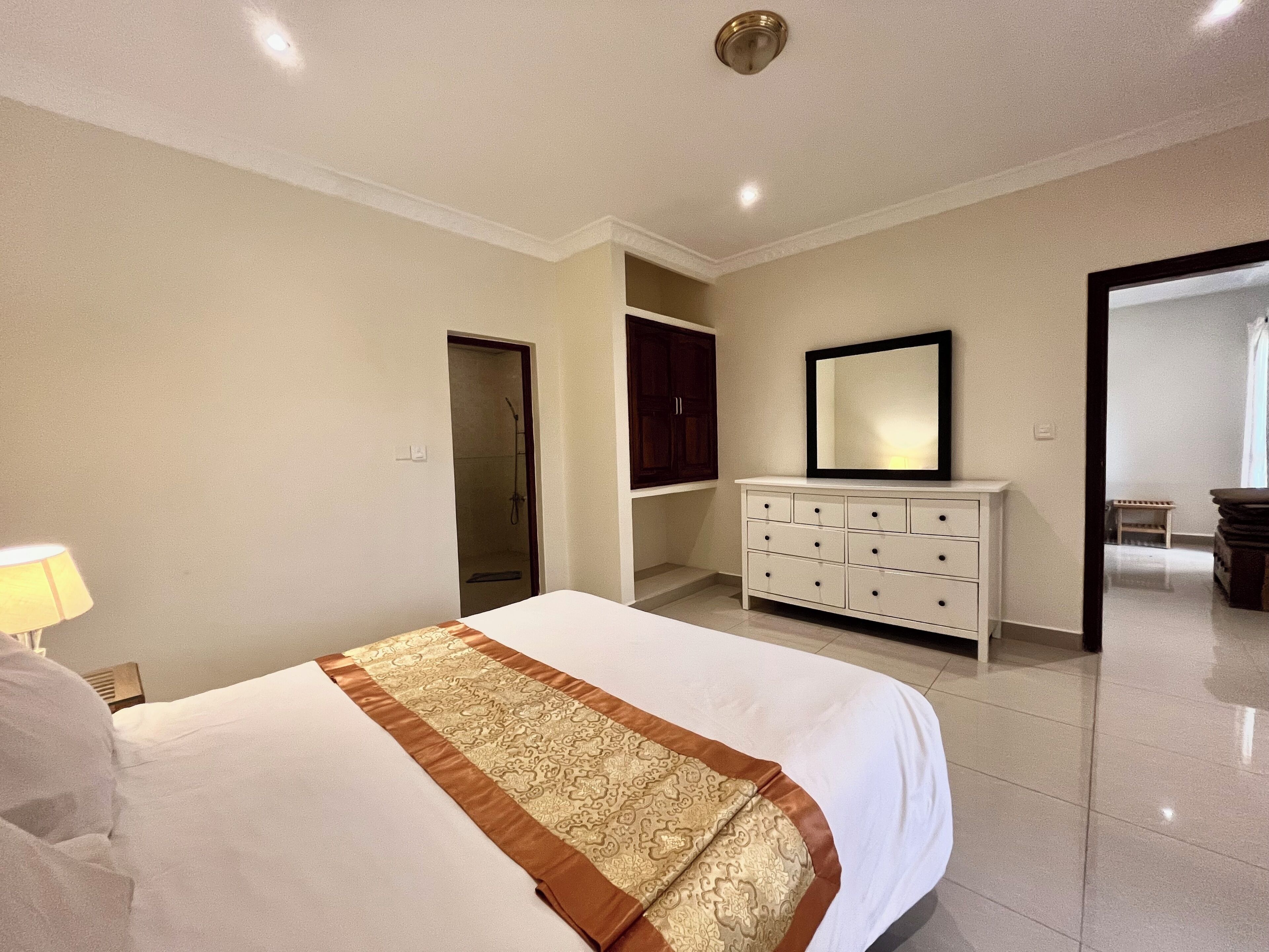 Escritorio, wifi gratis y ropa de cama 