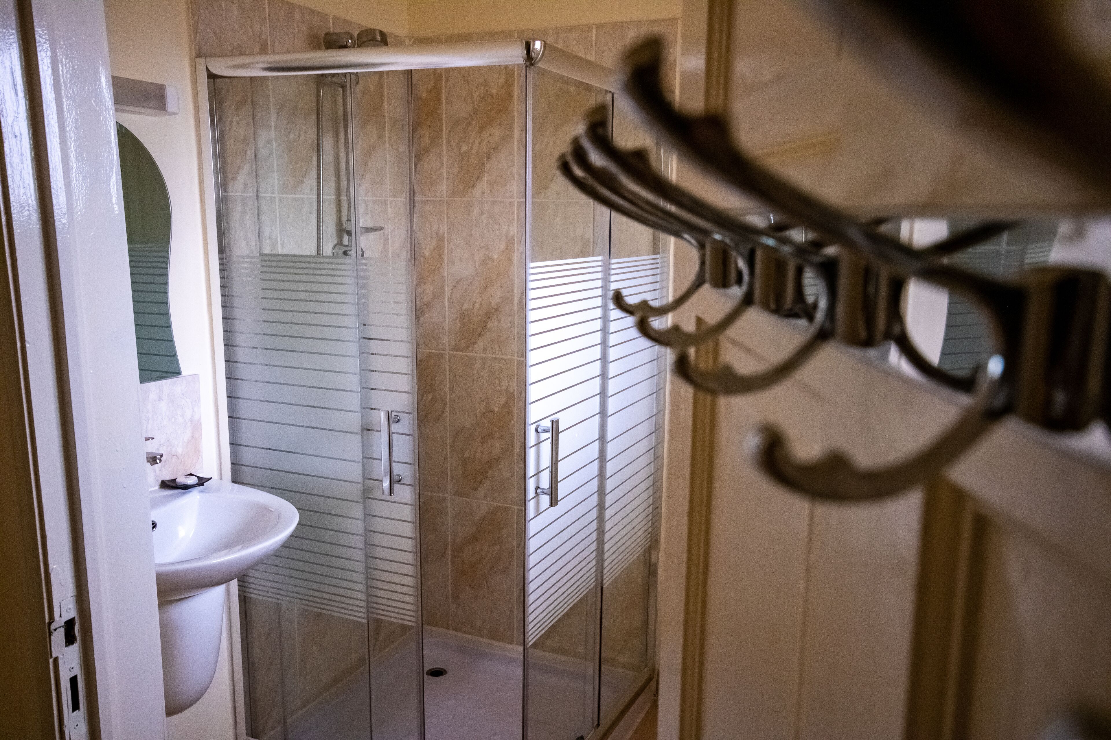 standard studio, city view, ground floor | bathroom shower