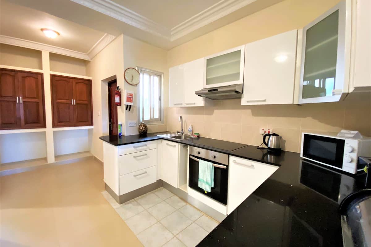 microwave, coffee/tea maker, electric kettle, cookware/dishes/utensils