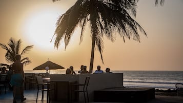 Se sirven desayunos y cocina internacional (con vistas a la playa)