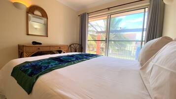 Desk, free WiFi, bed sheets