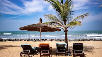 Playa privada, camastros, sombrillas y toallas de playa