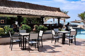 Petit déjeuner, déjeuner et dîner servis sur place, vue sur la plage