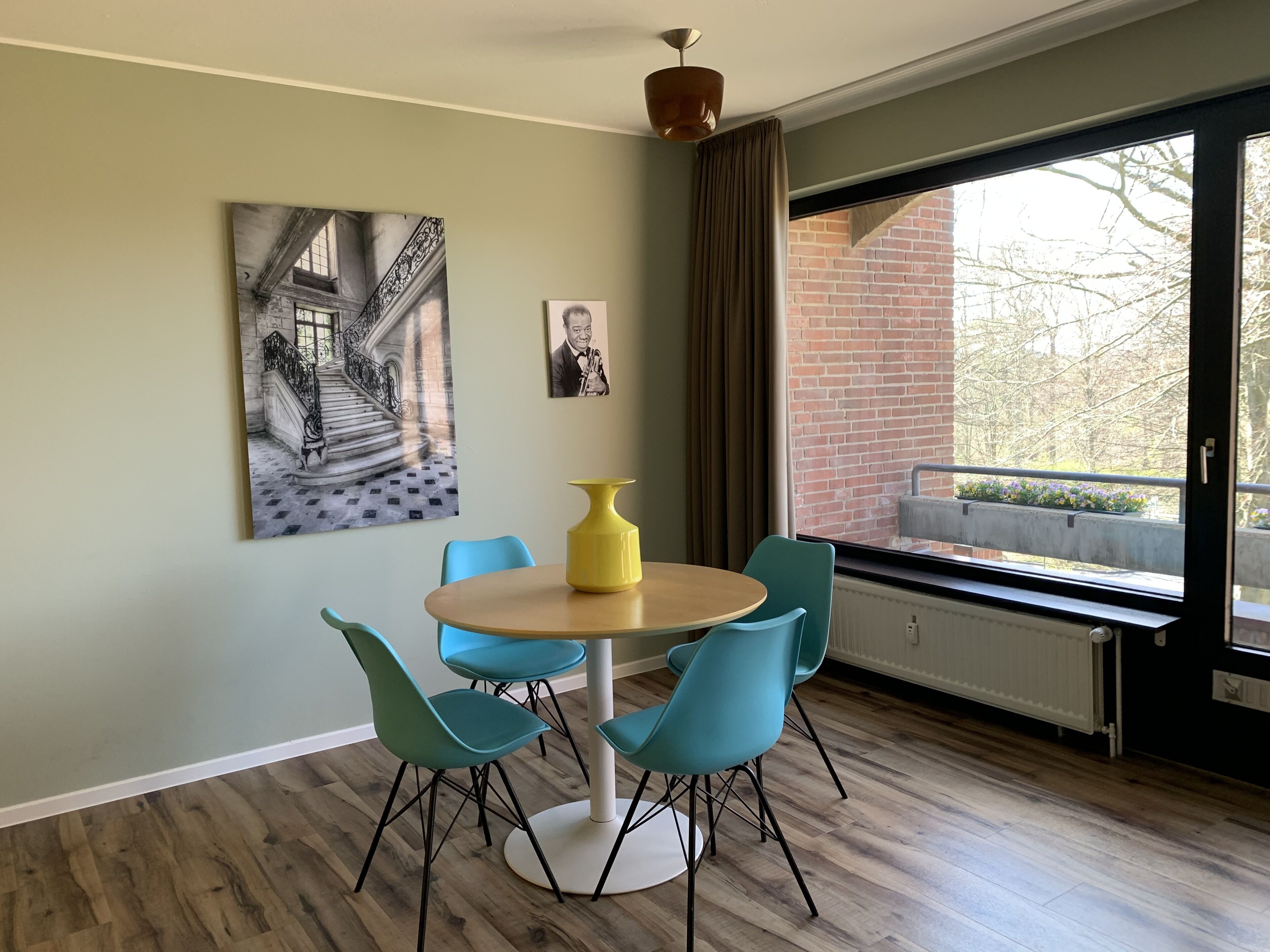 suite | living area | flat-screen tv