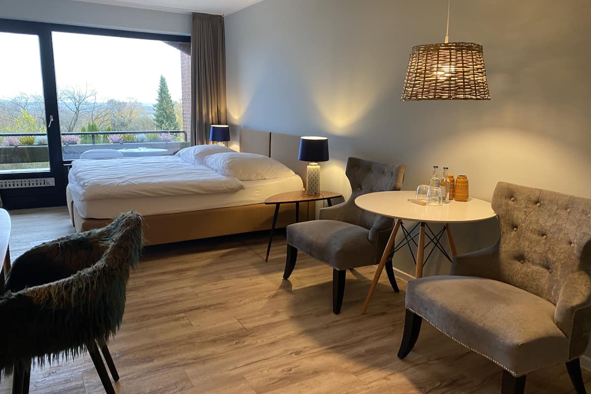 1 bedroom, in-room safe, desk, free wifi