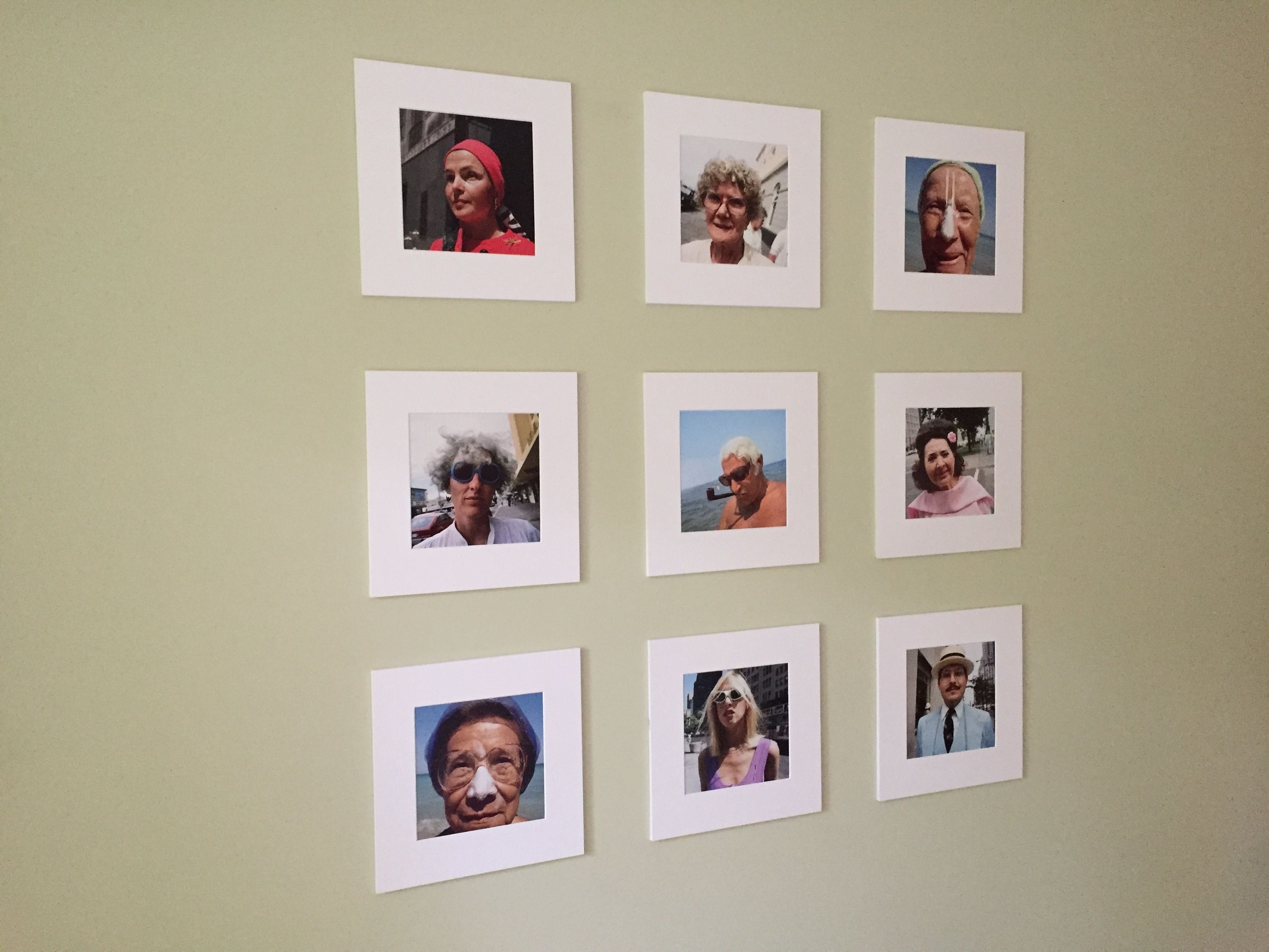 Eine Wand mit neun quadratischen Fotos, die in einem 3x3-Raster angeordnet sind.