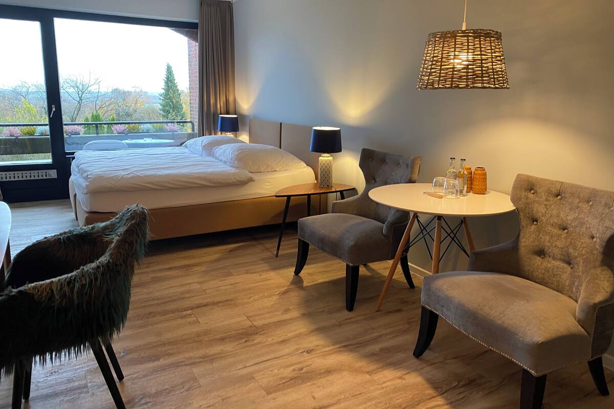 1 bedroom, hypo-allergenic bedding available, in-room safe, desk