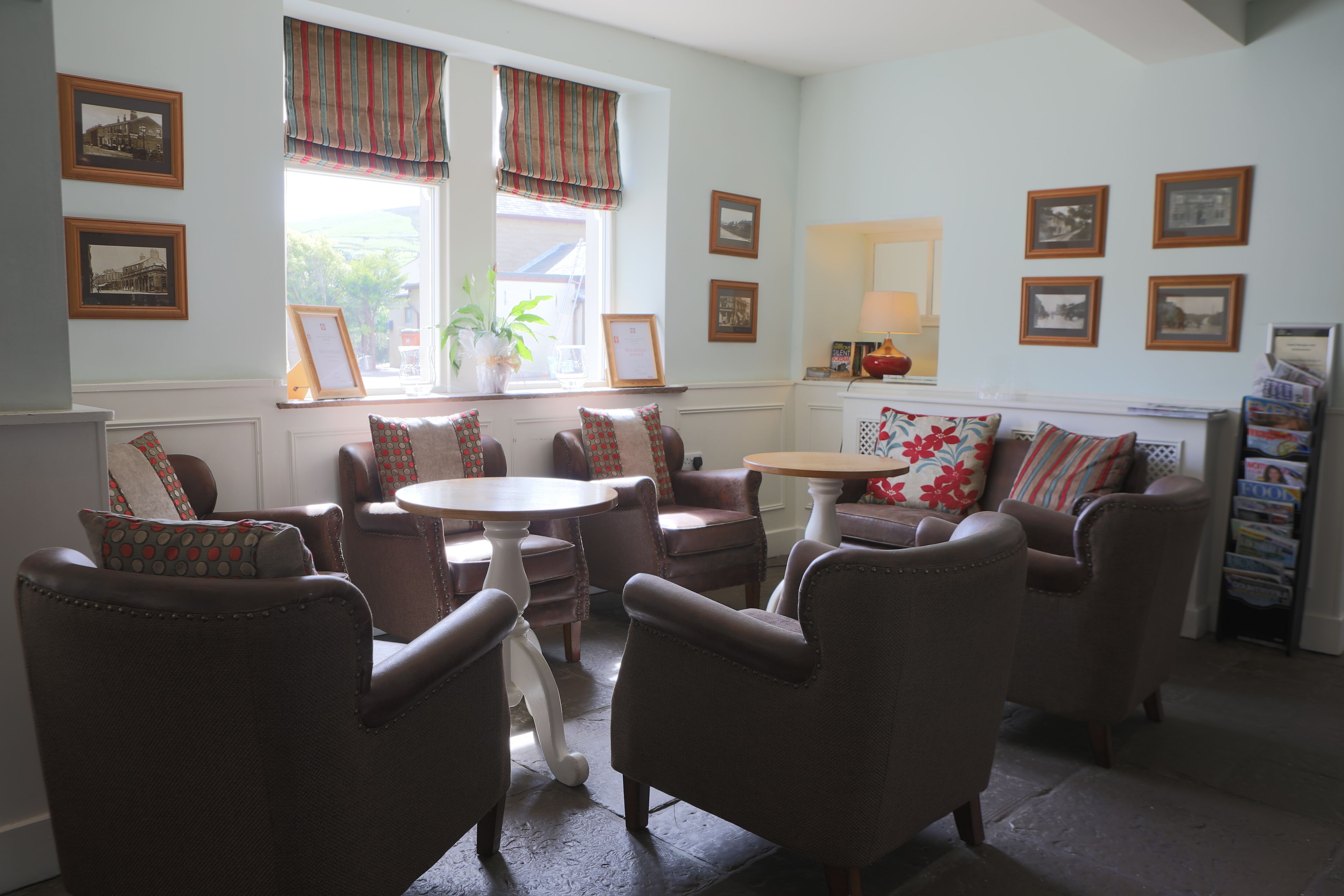 Serves breakfast, lunch, and dinner