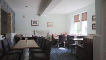 Café da manhã, almoço e jantar; culinária britânica