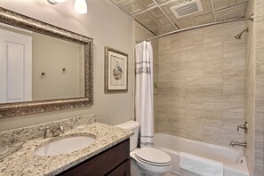Free toiletries, hair dryer, towels - The Suites at Bay (Savannah)
