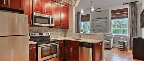 Full-size fridge, microwave, oven, stovetop