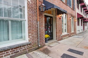 Property entrance - The Suites at Bay (Savannah)