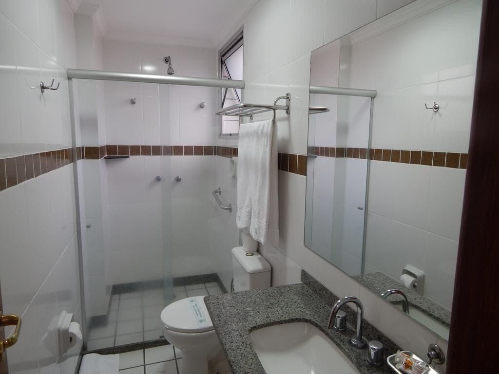 Minibar, caixa forta a l'habitació, escriptori i cortines opaques 