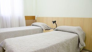 Zweibettzimmer | Minibar, Zimmersafe, Schreibtisch, Verdunkelungsvorhänge