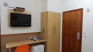 Minibar, safe på rommet, skrivebord og blendingsgardiner