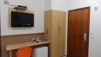 Bar mini, peti besi dalam bilik, meja, langsir/tirai gelap terus