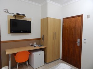 Minibar, caja de seguridad en la habitación y escritorio