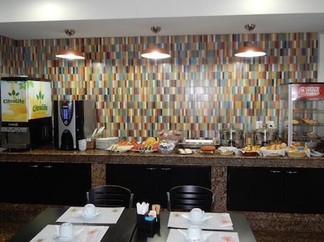Breakfast and dinner served . Frimas Hotel