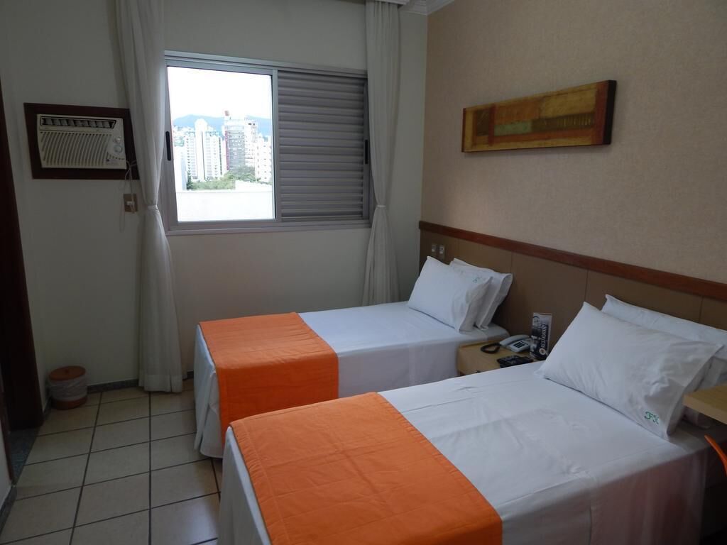 Minibar, két bảo mật tại phòng, bàn, màn/rèm cản sáng 