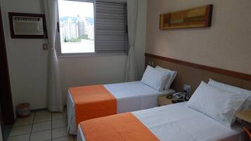 Bar mini, peti besi dalam bilik, meja, langsir/tirai gelap terus