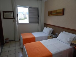 Minibar, caja de seguridad en la habitación y escritorio