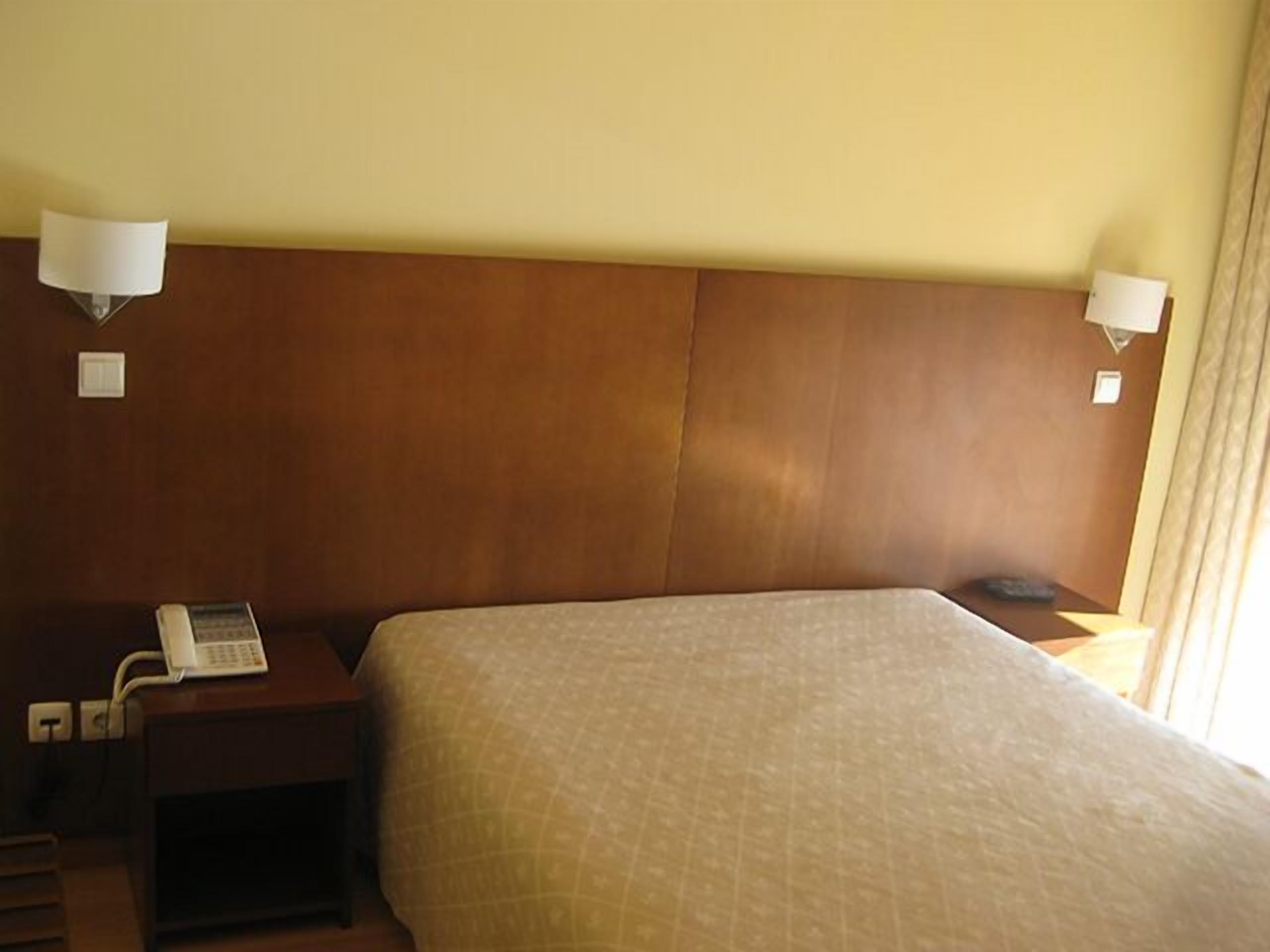 desk, free cots/infant beds, rollaway beds, free wifi