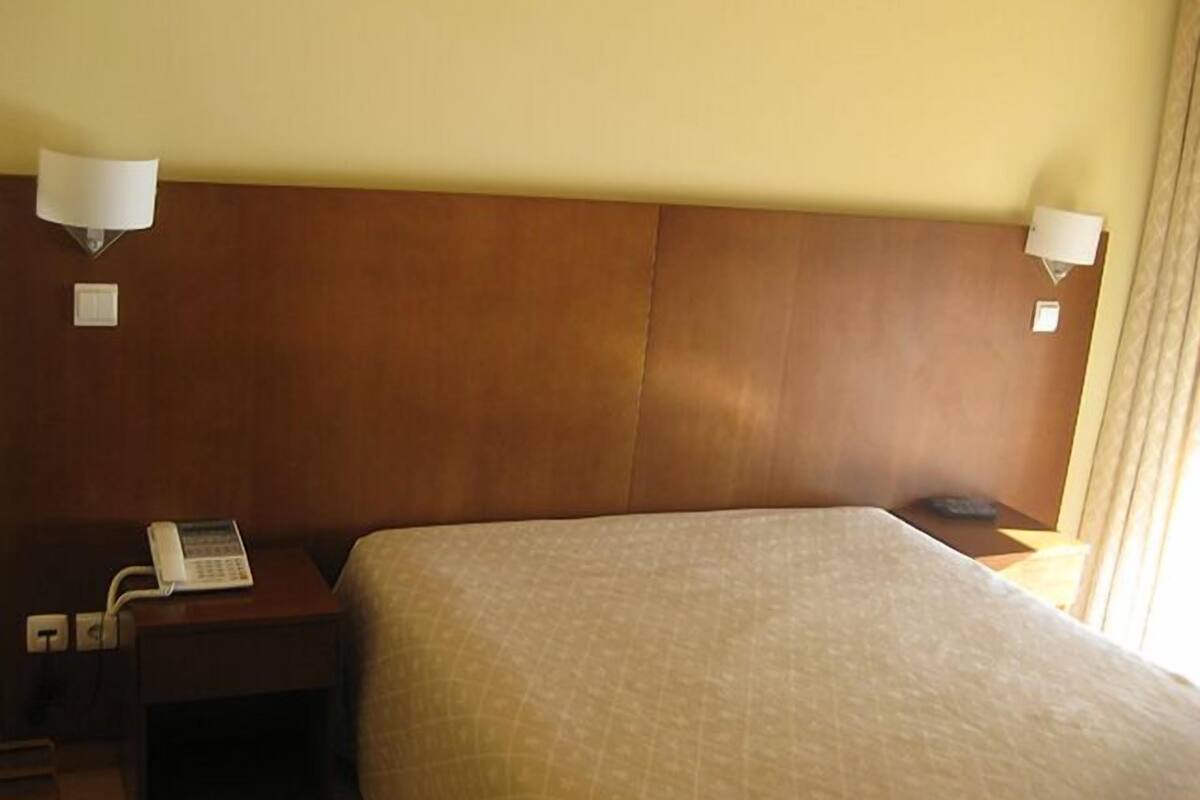 desk, free cots/infant beds, rollaway beds, free wifi