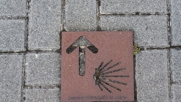 Una señal direccional sobre una superficie pavimentada.
