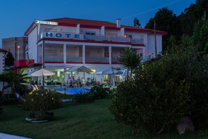 A hotel with a pool, outdoor seating, and a red roof. - Hotel Minho Belo (Vila Nova de Cerveira)