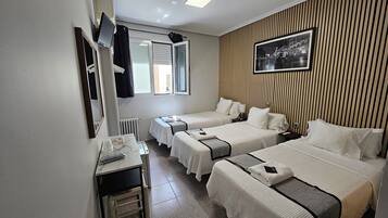 Habitación familiar (3 people) | Escritorio, cortinas opacas, tabla de planchar con plancha y wifi gratis