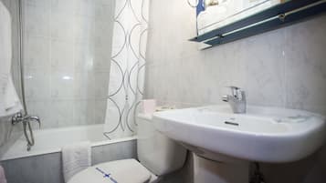 Habitación individual | Baño | Tina con regadera, secadora de cabello, pantuflas, toallas