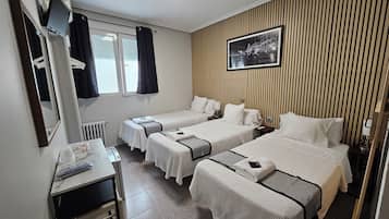 Habitación familiar (3 people) | Escritorio, cortinas blackout y tabla de planchar con plancha