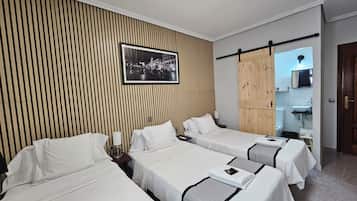 Habitación familiar (3 people) | Escritorio, cortinas opacas, tabla de planchar con plancha y wifi gratis