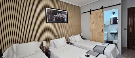 Familiekamer (3 people) | Een bureau, verduisterende gordijnen, een strijkplank/strijkijzer