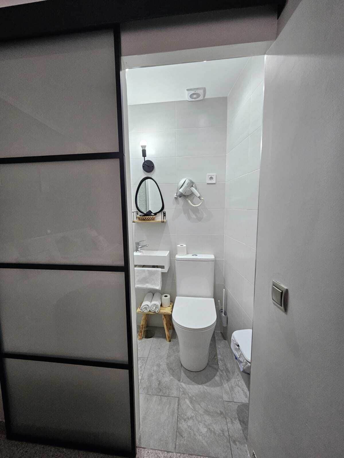 家庭客房 (3 people) | 浴室 | 淋浴/浴缸二合一、吹風機、拖鞋、毛巾