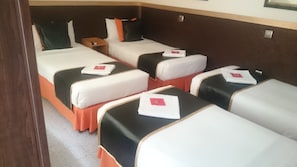 Quarto família (4 people) | Escrivaninha, cortinas blackout, ferros/tábuas de passar roupa