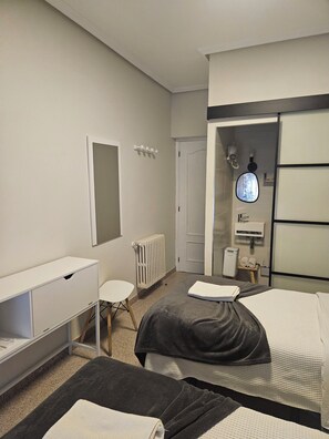 Desk, blackout drapes, iron/ironing board, free WiFi - C. H. Chelo (Madrid)