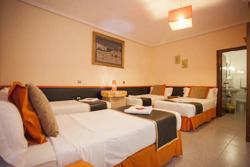 Family Room (4 people) | Desk, blackout curtains, iron/ironing board, free WiFi